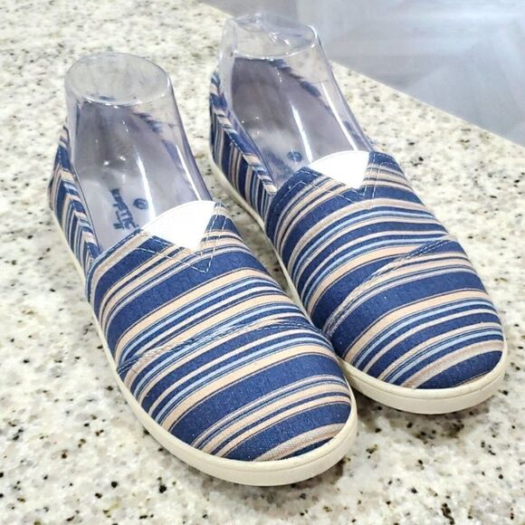 KINETIC SLIP ON CANVAS FLATS, size 8 - Picture 1 of 7